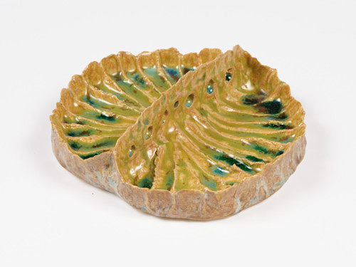 Lizette Hernandez, Nótame, 2026. Glass and glaze on stoneware, 6 x 6 x 1 in (15 x 15 x 3 cm)