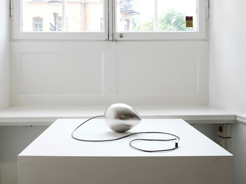 Henrik Plenge Jakobsen, Inom mig bär jag mina tidigare ansikten, 2019. Egg from Serbian monastery, palladium, lightning cable for iPhone, Tomas Tranströmer quote from “Minnena ser mig”, 1993